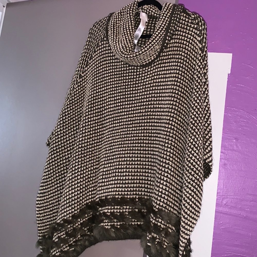 Chico’s beautiful bronze sweater cape. One size